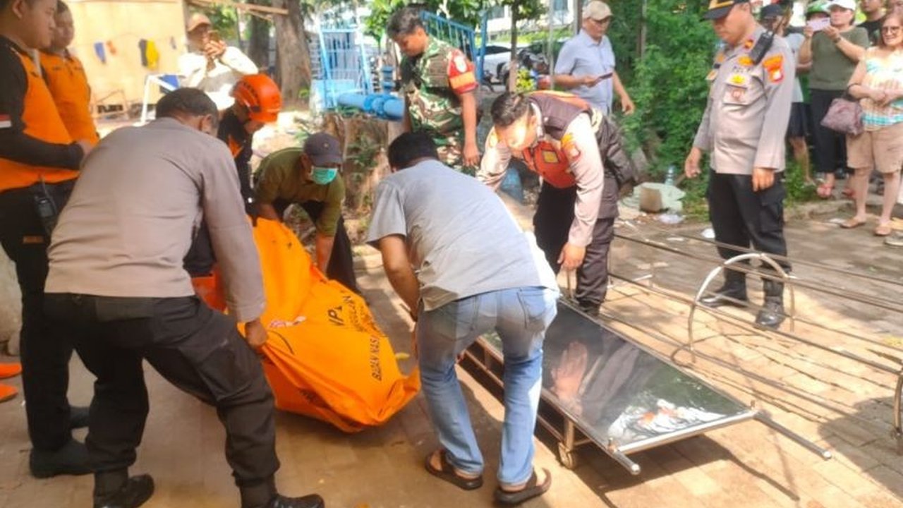 Sesosok mayat pria tanpa identitas ditemukan mengambang di Kali Gading Kirana, Kelapa Gading, Jakarta Utara pada Sabtu pagi, menggegerkan warga sekitar.