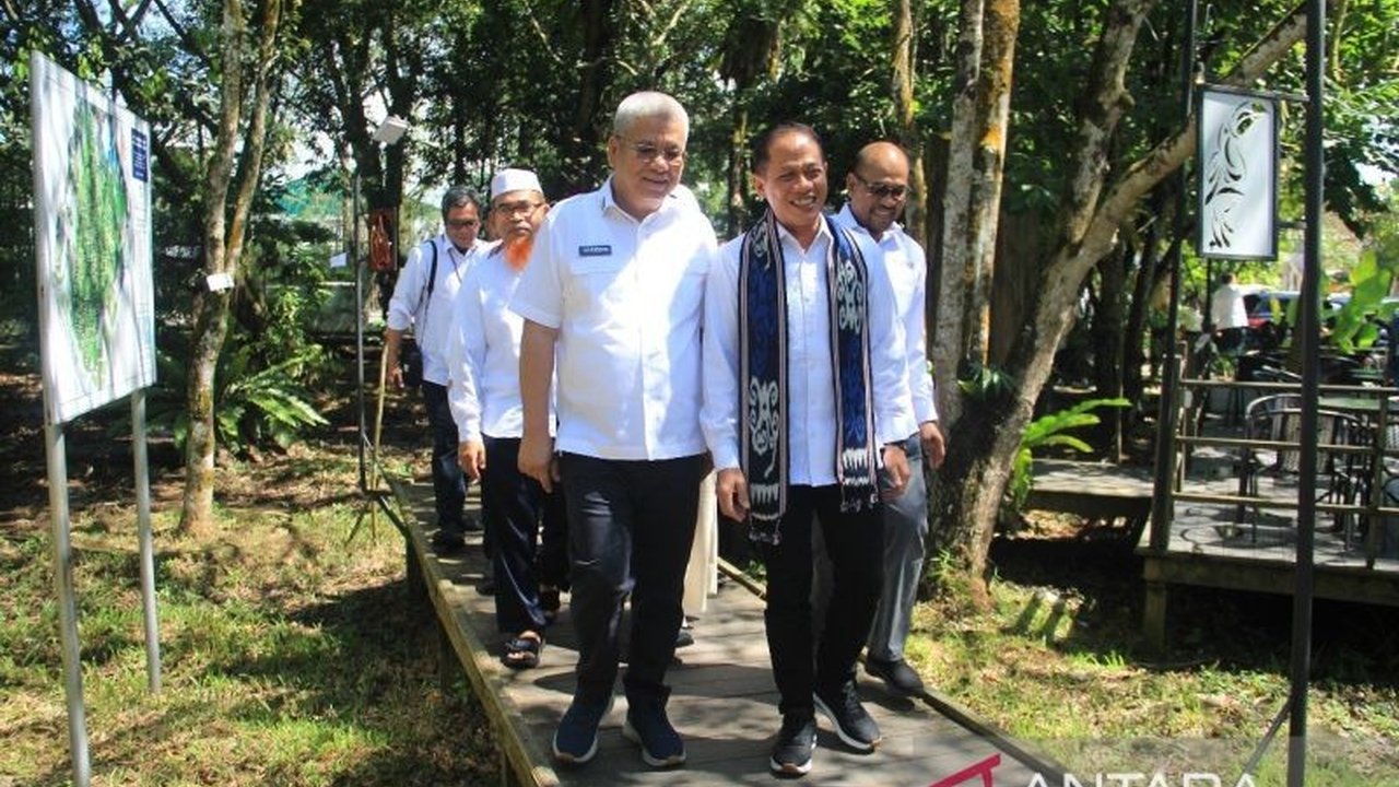 Menteri LHK Hanif Faisol Nurofiq tekankan pentingnya kesiapsiagaan mencegah karhutla di Kalimantan Barat demi menjaga ketahanan pangan dan energi nasional serta sinergi pemerintah, dunia usaha, dan masyarakat.