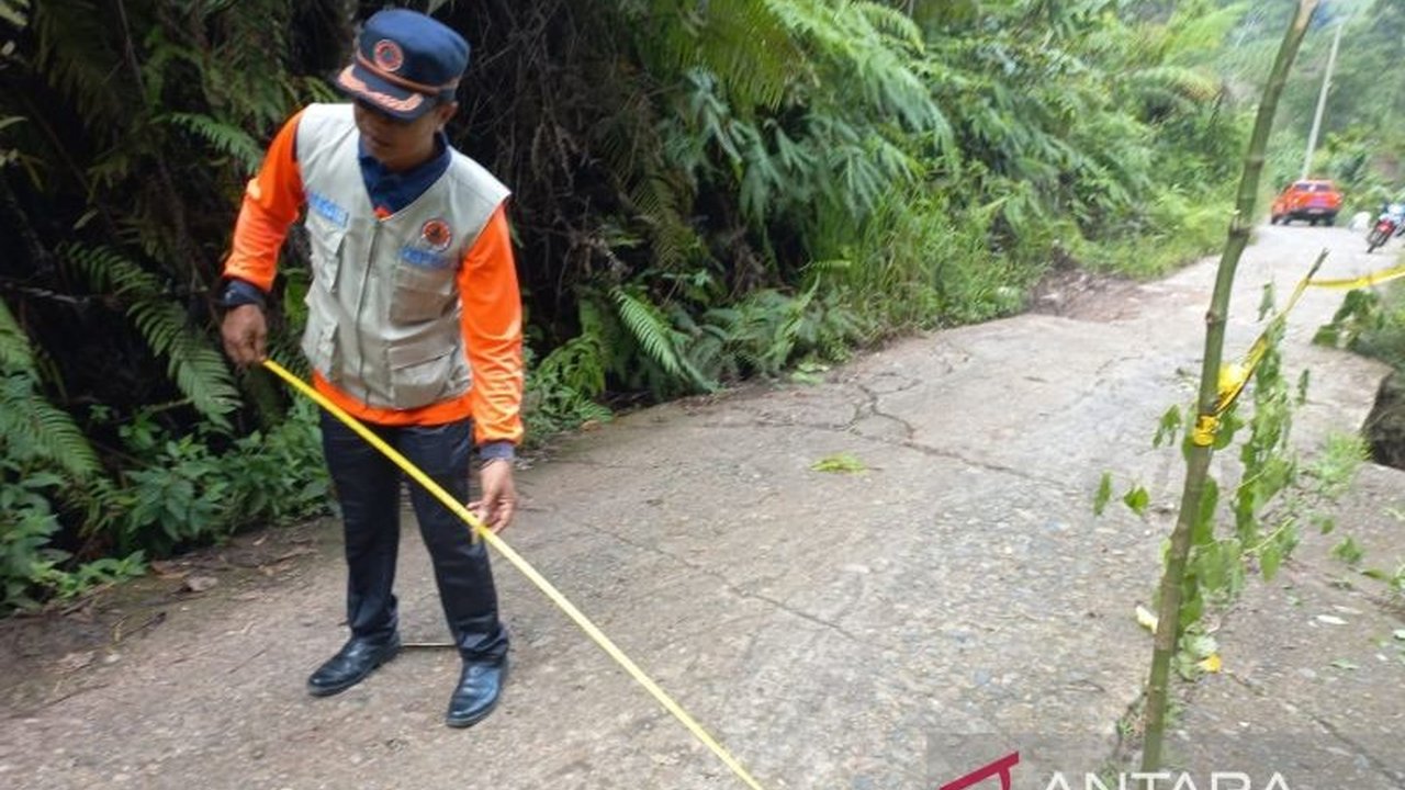 Curah hujan tinggi menyebabkan jalan lintas di Desa Tenang, OKU Selatan amblas di dua titik, terpanjang 51 meter, membahayakan pengendara dan membutuhkan penanganan segera.