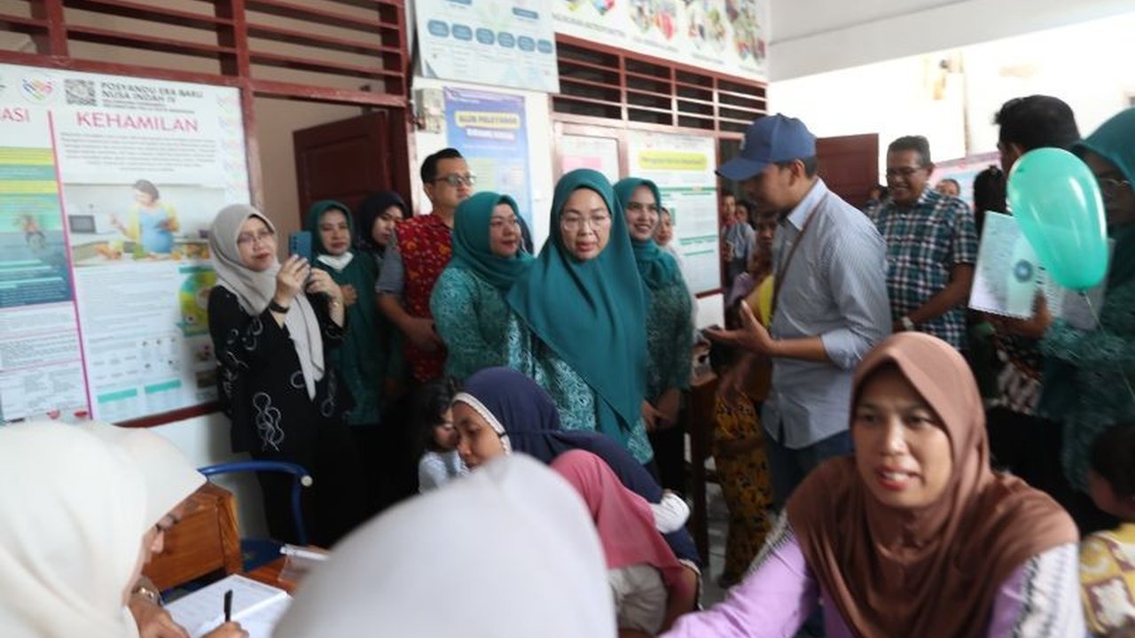 Ketua TP PKK Kota Makassar meninjau Posyandu Era Baru Nusa Indah 4 di Kelurahan Panampu untuk memastikan kesiapannya dalam lomba posyandu tingkat Provinsi Sulawesi Selatan.