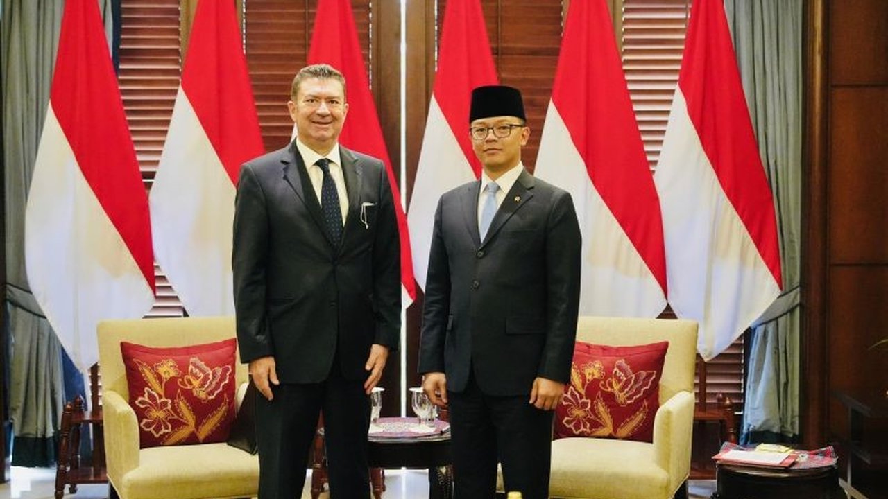 Menteri Luar Negeri RI, Retno Marsudi, menekankan pentingnya kerja sama Indonesia-Italia untuk mencapai ketahanan pangan dan pertumbuhan ekonomi maritim, termasuk peningkatan investasi Italia di sektor strategis Indonesia.