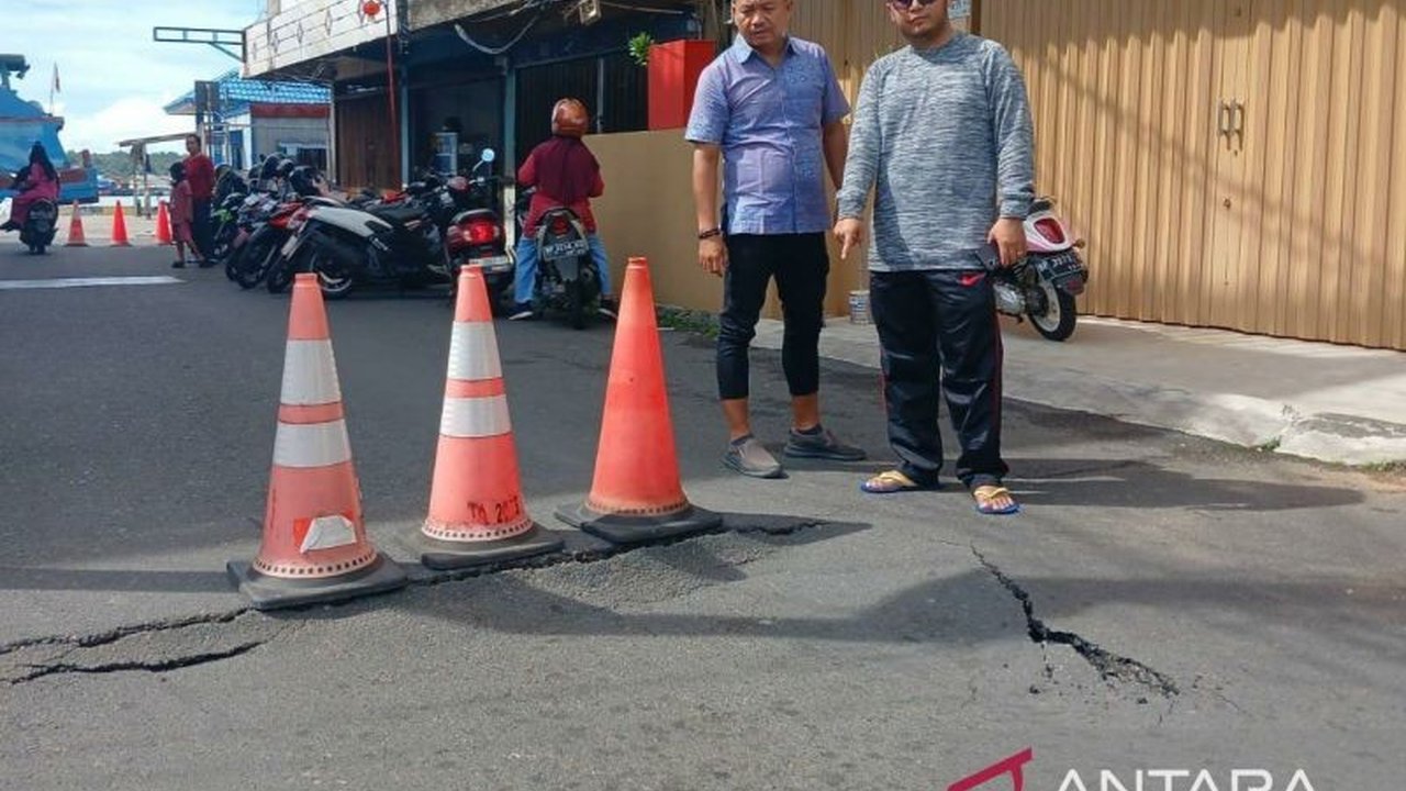 Jalan Pelantar II Tanjungpinang amblas akibat robohnya tiang penahan jalan, akses ditutup total untuk mencegah kecelakaan dan mengalihkan arus lalu lintas melalui Jalan Pelantar I.
