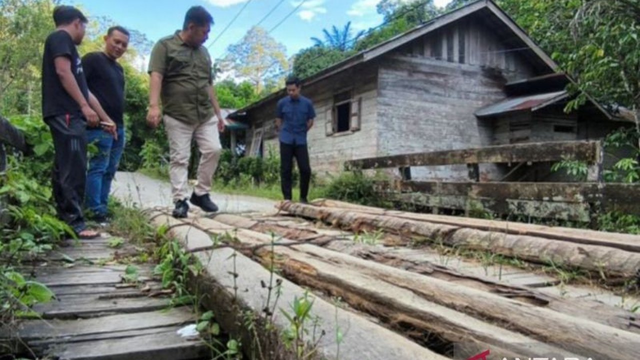 Bupati HST Tinjau Jembatan Rusak, Pastikan Perbaikan Segera Dilakukan