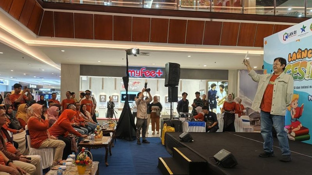 Safari Literasi Kalbar 2025, yang melibatkan Duta Baca Indonesia Gol A Gong dan berbagai pihak, berupaya meningkatkan minat baca masyarakat Kalimantan Barat melalui beragam program literasi.