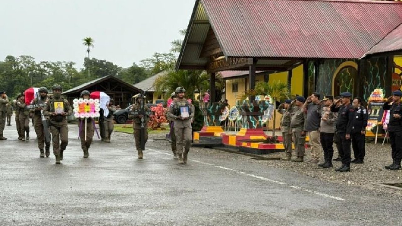 Dua anggota Brimob yang gugur ditembak KKB di Puncak Jaya, Papua, telah dimakamkan di Serui, Kepulauan Yapen, setelah upacara militer di Timika.