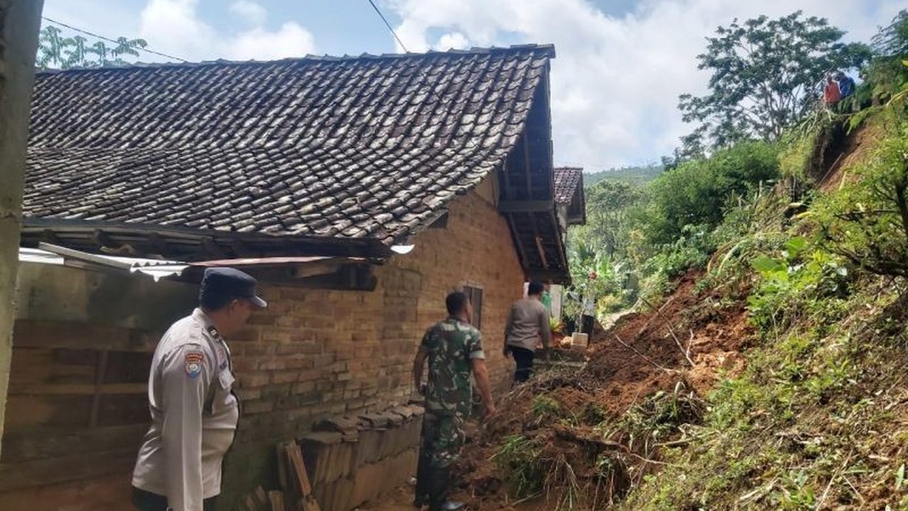 Hujan deras menyebabkan longsor di Desa Jrakah, Kecamatan Sambit, Ponorogo, mengakibatkan kerusakan pada 11 rumah warga dan empat keluarga mengungsi.