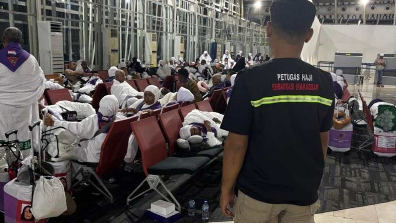 Sebanyak 392 calon haji asal Maluku langsung diberangkatkan ke Jeddah, Arab Saudi, melalui Embarkasi Makassar tanpa karantina di Makassar.