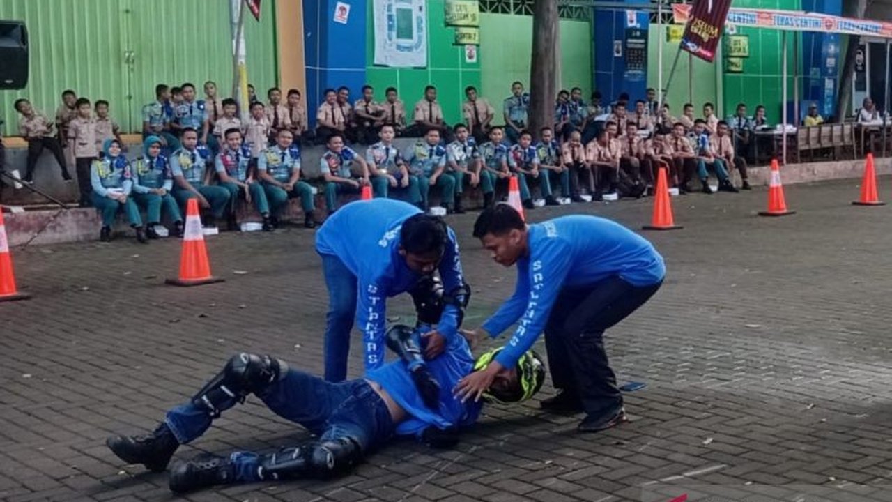 Satlantas Polres Kudus melakukan kampanye keselamatan berlalu lintas dengan simulasi kecelakaan kepada pelajar untuk menekan angka kecelakaan yang mencapai 400 kasus hingga Mei 2025.