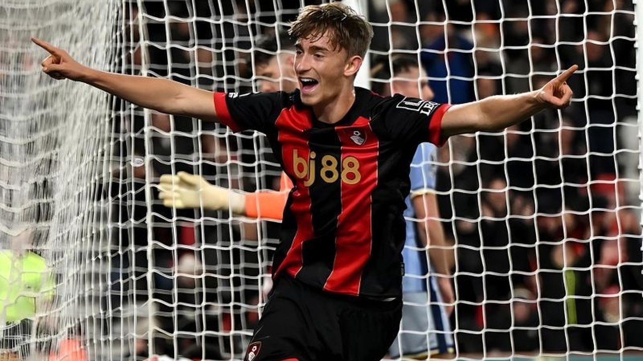 Real Madrid telah resmi mendatangkan bek muda berbakat, Dean Huijsen, dari Bournemouth dengan kontrak lima tahun, menandai langkah signifikan dalam perekrutan pemain muda potensial.