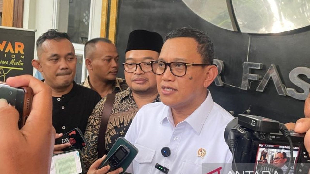 KemenP2MI mendorong Pemkab Cirebon membentuk pusat vokasi migran untuk meningkatkan keterampilan dan daya saing pekerja migran asal Cirebon, mengingat potensi remitansi yang signifikan dari 70 ribu warga Cirebon yang bekerja di luar negeri.