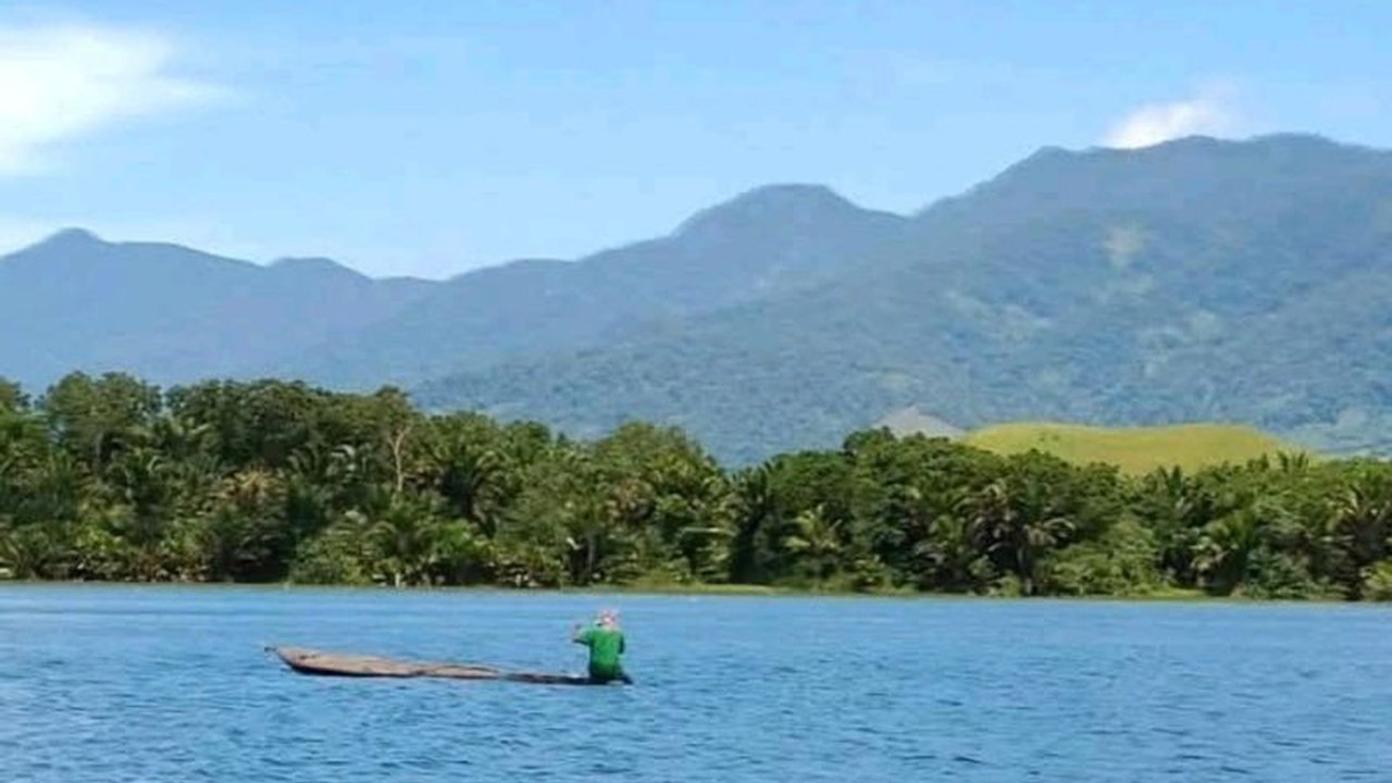 Suku Sentani di Papua akan menggelar Festival Sejuta Hiloi pada Juni 2025 untuk melestarikan hiloi, garpu kayu tradisional yang menjadi simbol identitas dan pemersatu keluarga.