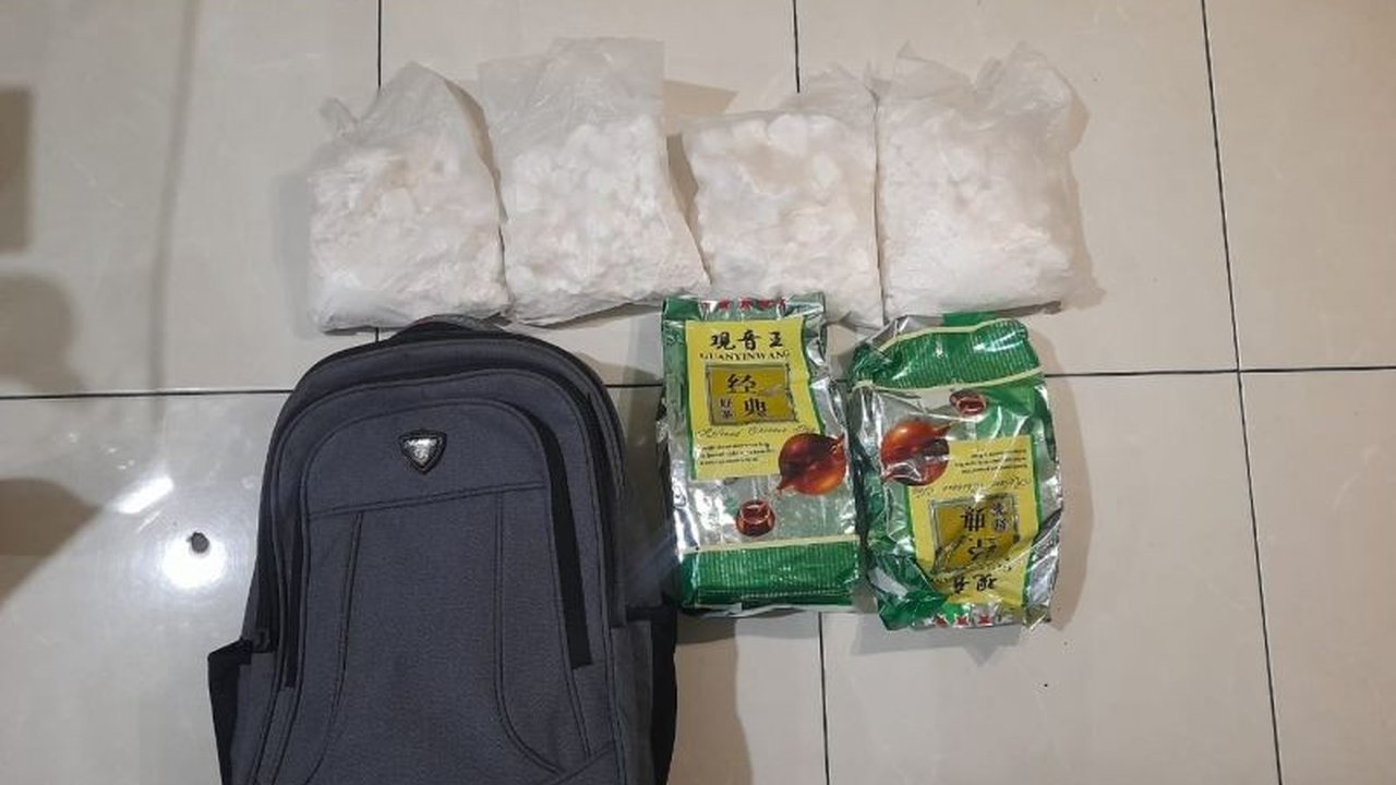 Polda Riau berhasil menggagalkan peredaran 2 kg sabu dan 1,8 kg heroin yang diselundupkan oleh seorang pria di Pekanbaru, berkat informasi dari masyarakat.