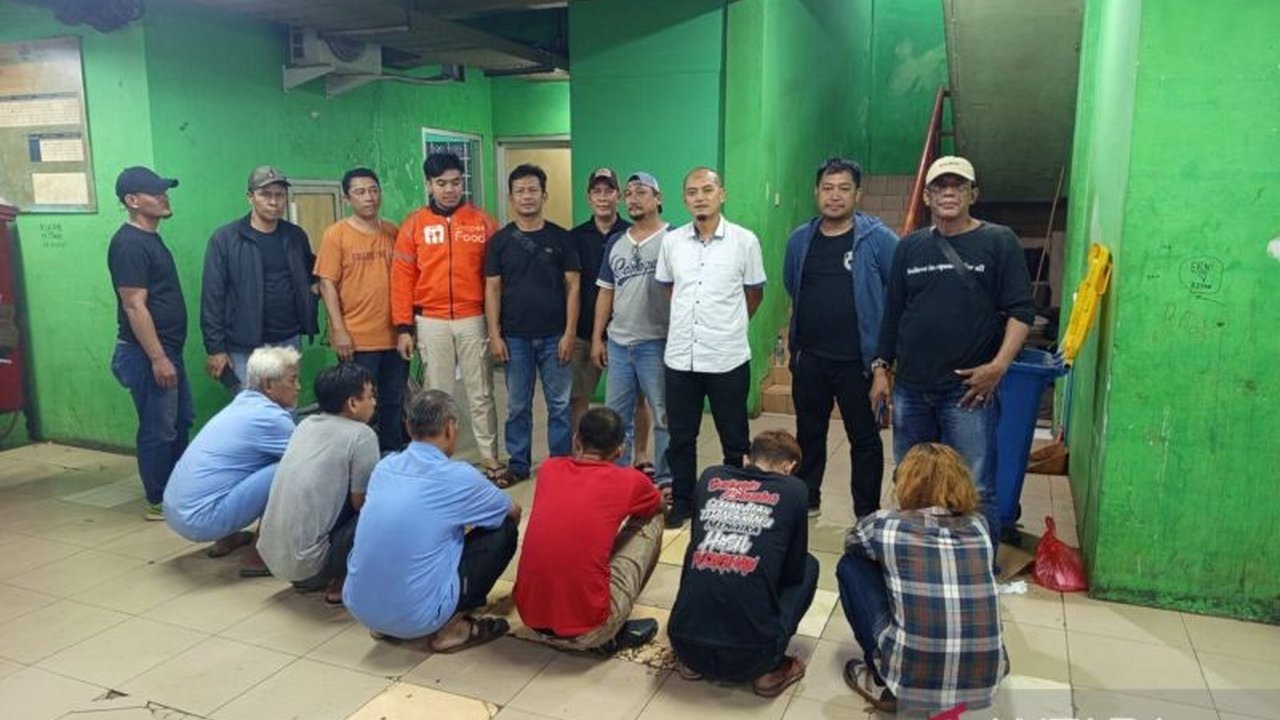 Polres Metro Jakarta Timur menangkap enam pelaku pungli yang berkedok koperasi di Pasar Induk Kramat Jati, meresahkan pedagang dan pengunjung pasar.