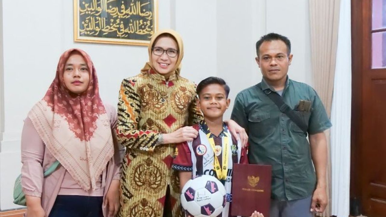 Bupati Lumajang memberikan apresiasi tinggi kepada Mochamad Yusuf Achmady, siswa berprestasi yang mengharumkan nama daerah di ajang sepak bola internasional Maxim Event U-12 Se-Asia Pasifik.