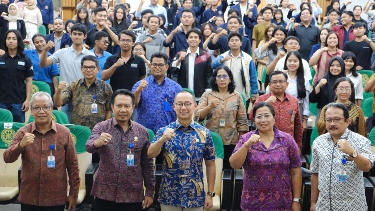 Wakil Ketua MPR RI, Eddy Soeparno, mendorong penerapan pariwisata berkelanjutan di Bali, termasuk pengembangan energi terbarukan, demi menjaga daya tarik Bali sebagai destinasi wisata internasional.