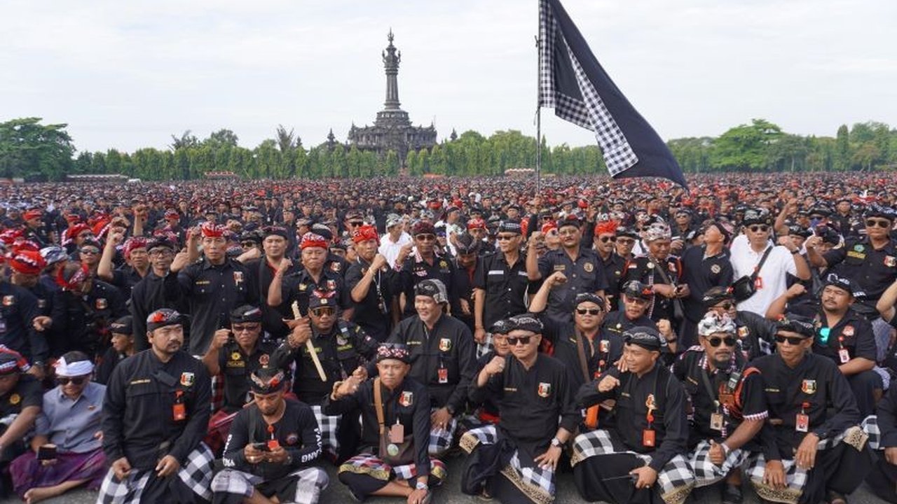 Lebih dari 13.000 pecalang di Bali menyatakan sikap menolak tegas kehadiran premanisme yang berkedok organisasi kemasyarakatan (ormas) dan meminta dukungan pemerintah.