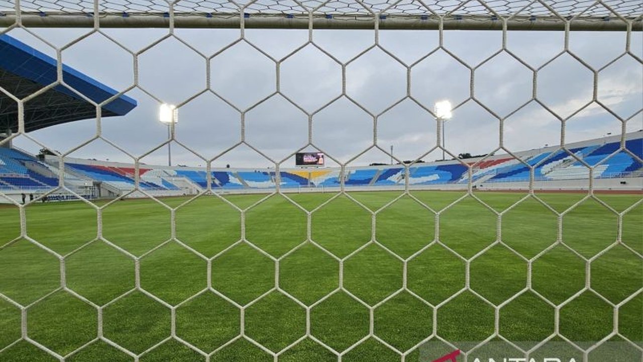 Panpel Arema FC menerima sanksi dari Komdis PSSI berupa denda Rp20 juta dan larangan pertandingan kandang tanpa penonton akibat pelemparan bus Persik Kediri di Stadion Kanjuruhan.