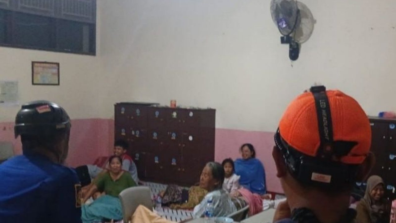 Banjir dan longsor di tiga kabupaten Jawa Barat mengakibatkan 1.300 KK terdampak, ratusan warga mengungsi, dan sejumlah fasilitas umum rusak.