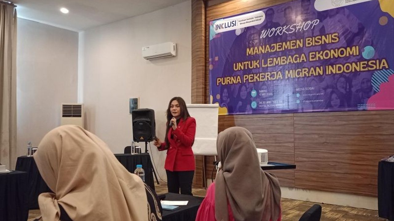 Indi Naidha, pengusaha batik Jember, berbagi kiat bisnis digital kepada purna PMI dalam workshop Migrant Care, mendorong pertumbuhan ekonomi lokal.