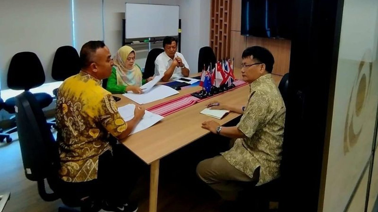 Faisal Firman, seorang pejabat di Natuna, berjuang tanpa lelah mendapatkan beasiswa bagi anak muda di Natuna, membuka akses pendidikan tinggi dan masa depan yang lebih cerah.