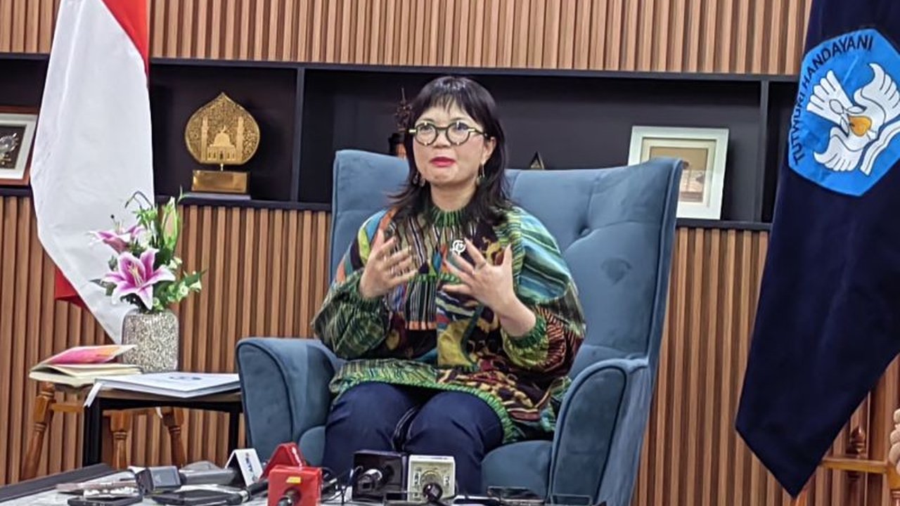 Pemerintah luncurkan program Sekolah Garuda, membangun dan mentransformasi SMA/MA di pelosok Indonesia untuk pemerataan akses pendidikan berkualitas.