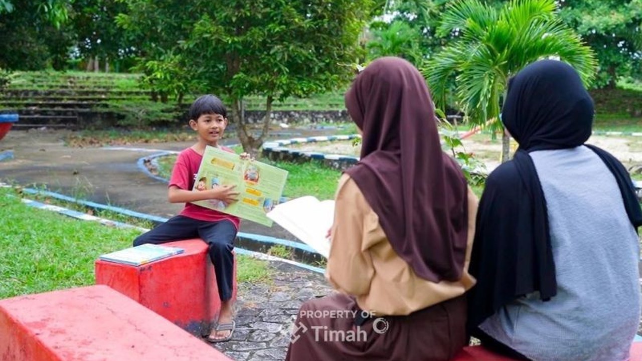 PT Timah Tbk melalui Taman Baca Rumah Stannia (TBRS) di Bangka Barat, berkomitmen meningkatkan minat baca dan literasi anak-anak di sekitar area tambang, menawarkan beragam kegiatan edukatif dan rekreatif.