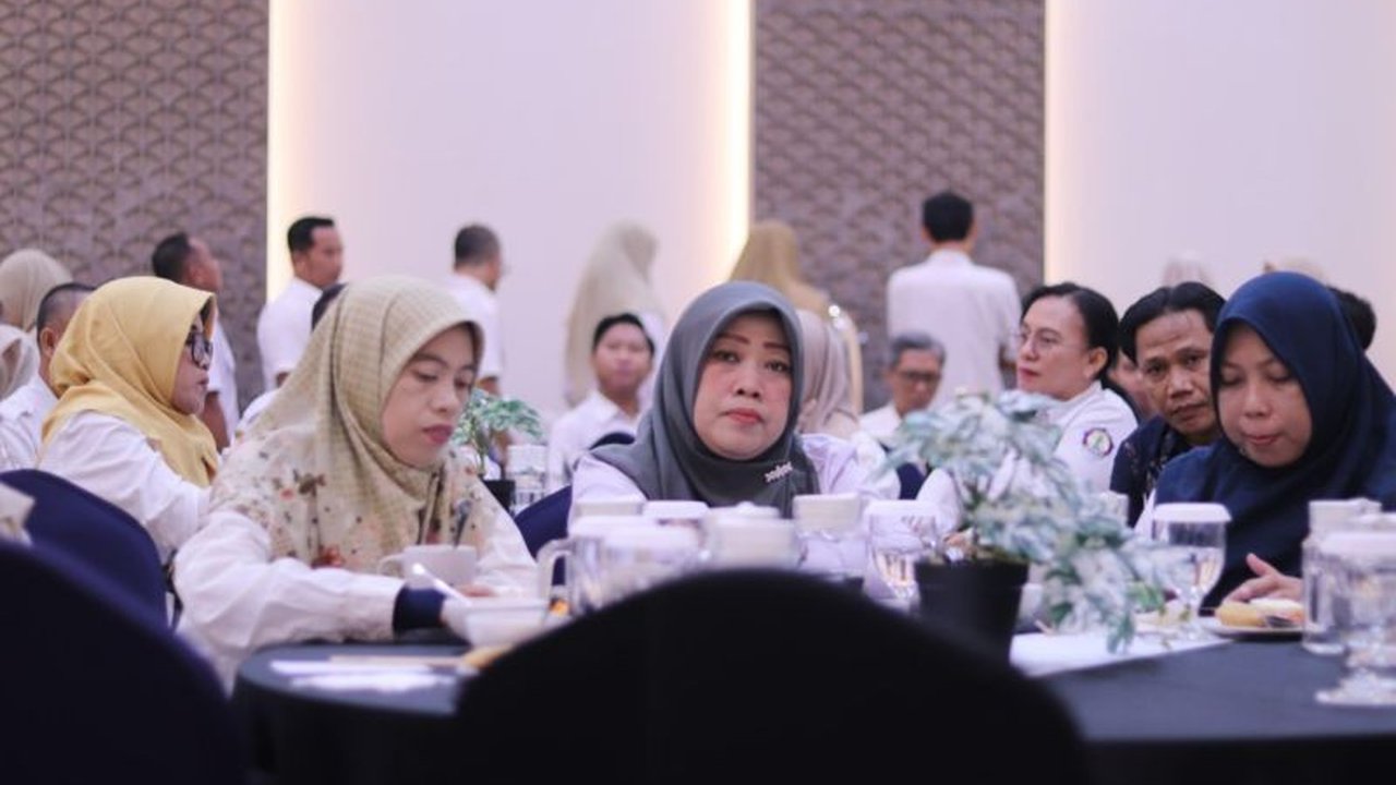 Badan Kepegawaian Daerah Kalimantan Selatan (BKD Kalsel) menggelar pembinaan untuk ratusan pejabat fungsional yang terkendala pengembangan karier, memberikan solusi dan kemudahan dalam kenaikan pangkat dan jabatan.