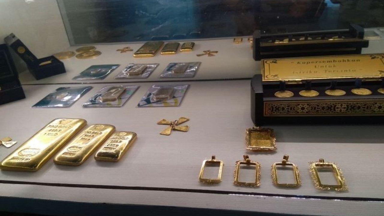 OJK Sulselbar ungkap preferensi petani Sulsel berinvestasi emas ketimbang menyimpan uang di bank, menyebabkan pertumbuhan perbankan tak sebanding dengan pertumbuhan ekonomi daerah.