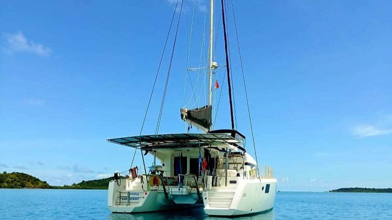 PLBN Serasan, Natuna, memberikan izin darurat berlabuh pada kapal pesiar asing yang membawa enam orang wisatawan akibat cuaca buruk,  menunjukkan koordinasi antar instansi dalam penanganan situasi darurat.