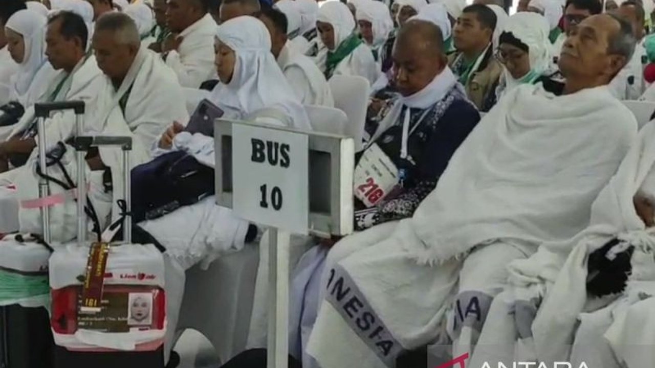 Kloter 07 Embarkasi Banjarmasin, Kalimantan Selatan, telah diberangkatkan ke Makkah untuk ibadah haji 2025, dengan seluruh jamaah mengenakan ihram sejak dari Asrama Haji.