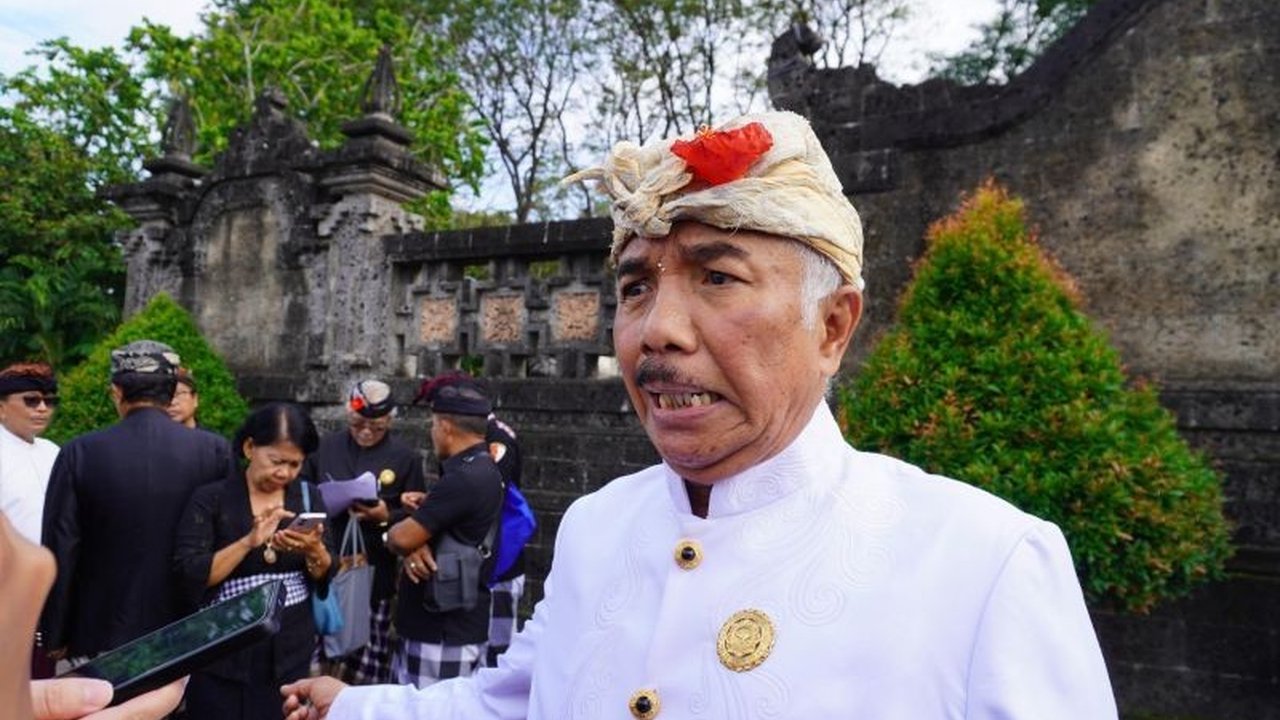 Majelis Desa Adat (MDA) Bali mengecam penetapan tersangka terhadap pecalang Besakih yang dikeroyok pengunjung Pura, mengancam akan bersurat ke Polda Bali jika keberatannya tak diindahkan.