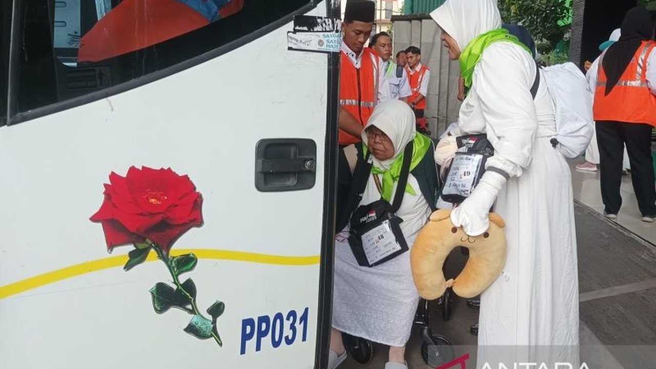 PPIH Embarkasi Surabaya telah menyesuaikan jadwal keberangkatan jamaah haji gelombang kedua berdasarkan syarikah untuk optimalisasi pelayanan di Tanah Suci, menjawab kendala penyesuaian manifes kloter.