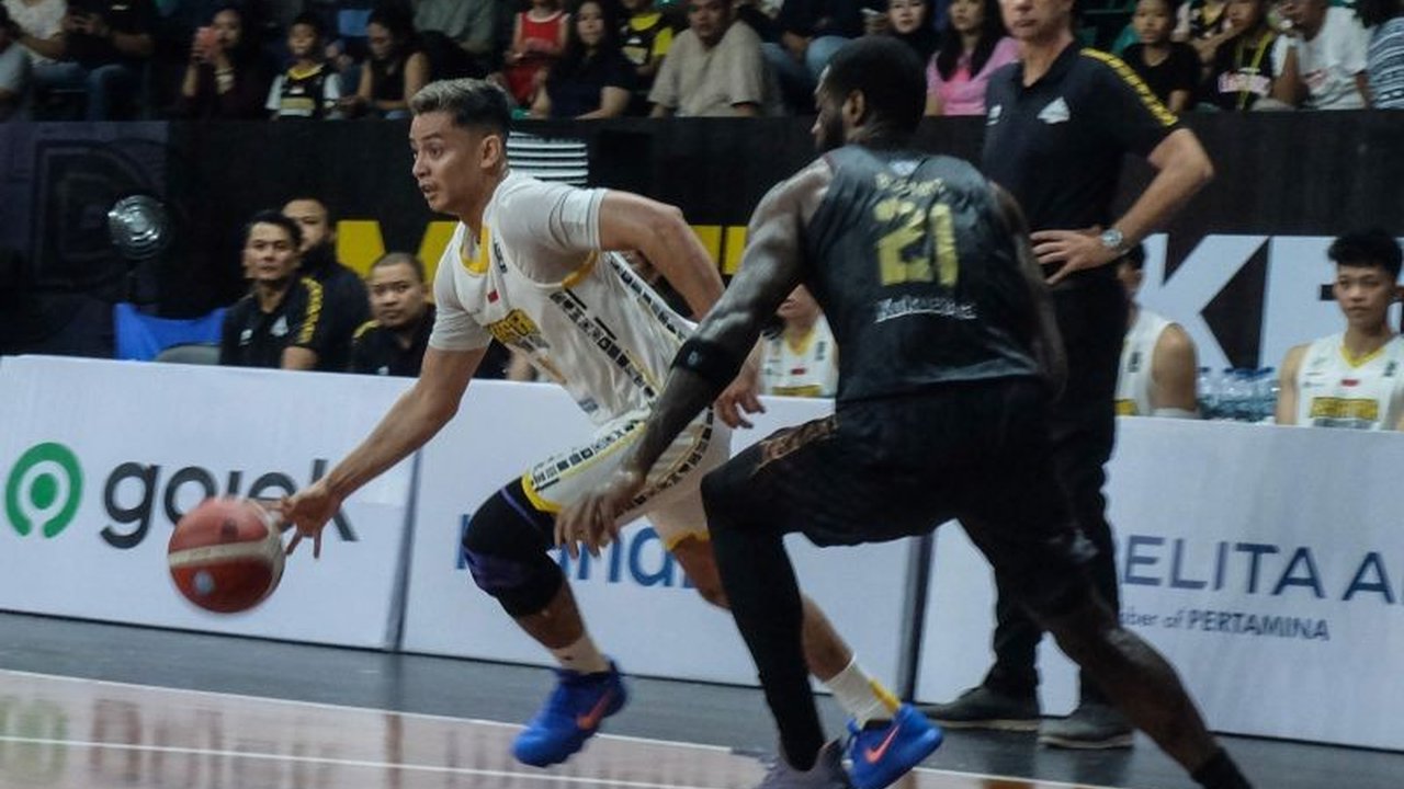 Kesatria Bengawan Solo berhasil unggul telak atas Bima Perkasa Jogja dengan skor 91-67 pada babak final IBL di Solo, mengamankan kemenangan berkat akurasi tembakan tinggi dan performa pemain bintang.