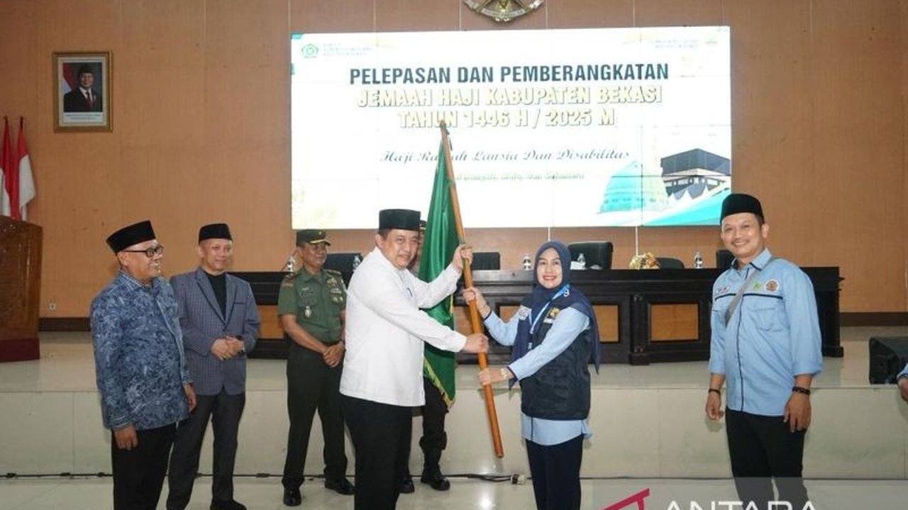 Pemerintah Kabupaten Bekasi melepas keberangkatan 435 calon haji Kloter 33 menuju Makkah, Arab Saudi, dengan harapan seluruh jamaah dapat menunaikan ibadah haji dengan lancar dan kembali dengan sehat.