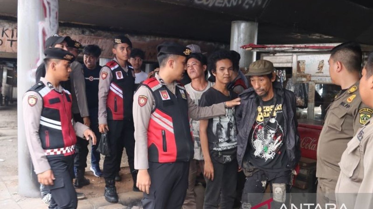 Polres Bogor, bersama TNI dan Pemkab Bogor, menggelar razia gabungan dan berhasil menangkap 40 pelaku premanisme di berbagai titik rawan di Kabupaten Bogor.