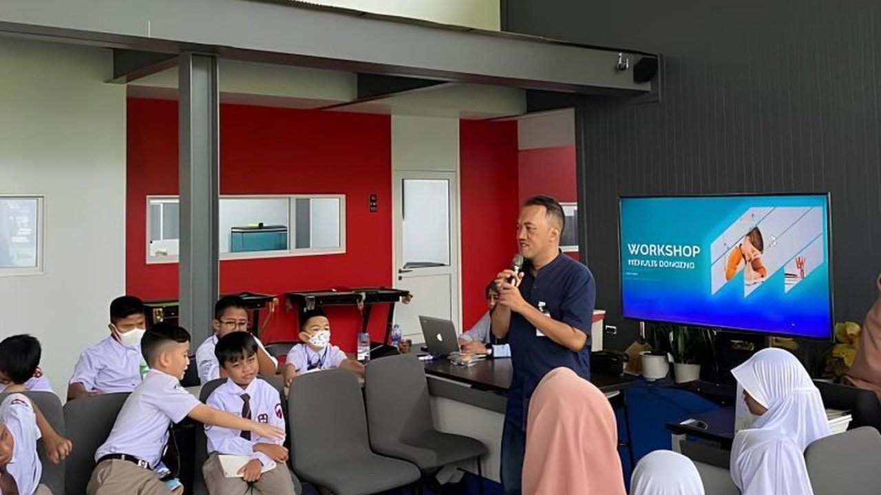 Indra Defandra, seorang penulis dan pengusaha penerbitan, membuktikan bahwa buku adalah jendela dunia, ia menjelajah dunia sambil menyebarkan kecintaannya terhadap literasi.