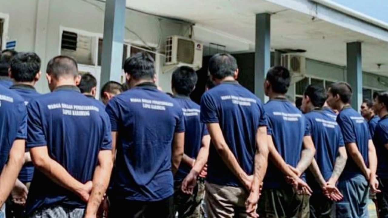 Lapas Karawang menerima 30 narapidana dari Lapas Narkotika Bandung untuk mengurangi kelebihan kapasitas dan pemerataan warga binaan di Jawa Barat.