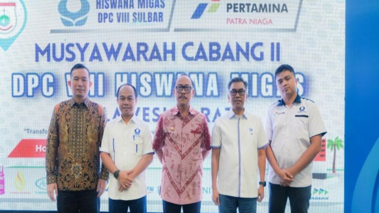Gubernur Sulawesi Barat mengajak pengusaha migas membangun depo migas di Sulbar untuk menekan biaya distribusi dan meningkatkan Pendapatan Asli Daerah (PAD).