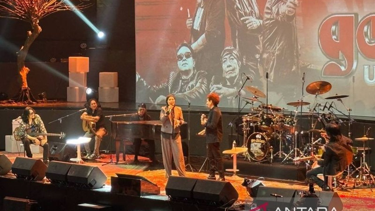 Nicky Astria memberikan penampilan memukau di konser 'God Bless Unplugged', berkolaborasi dengan Tohpati dan berduet dengan Achmad Albar, membawakan lagu-lagu legendaris yang mengguncang Balai Sarbini.