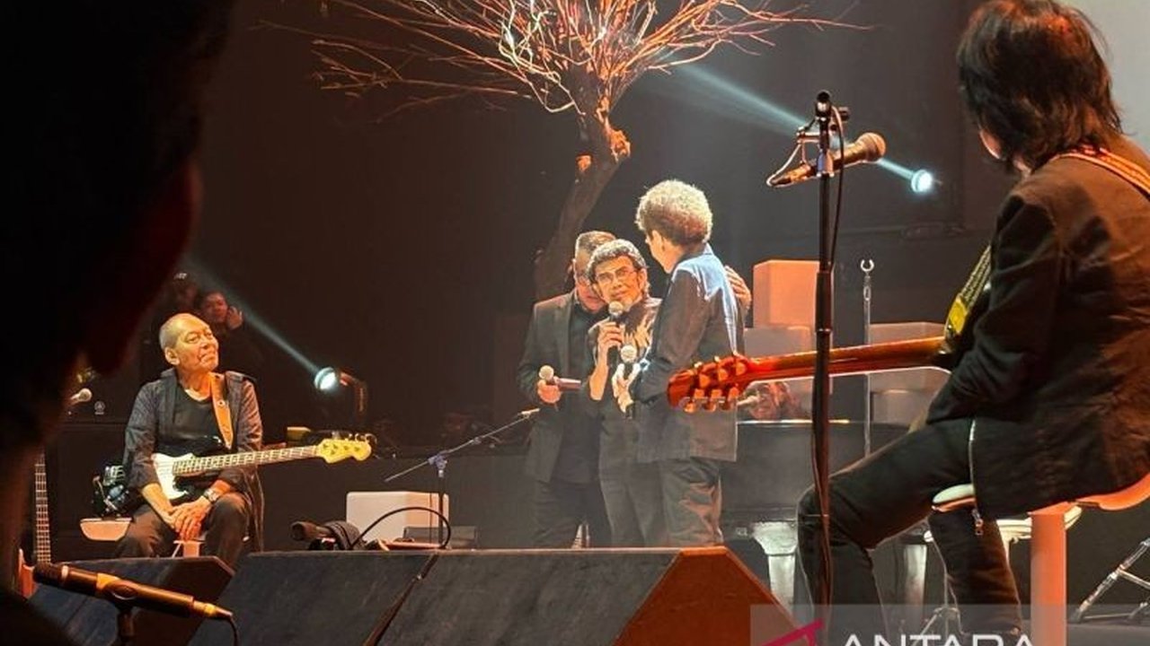 God Bless menutup konser akustik perdananya dengan membawakan tembang hits 