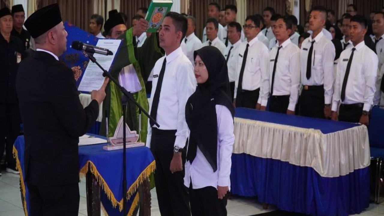 Wali Kota Tegal, Dedy Yon Supriono, melantik 615 PPPK tahap I formasi 2025 dan menekankan pentingnya integritas dan pengabdian untuk kemajuan daerah.