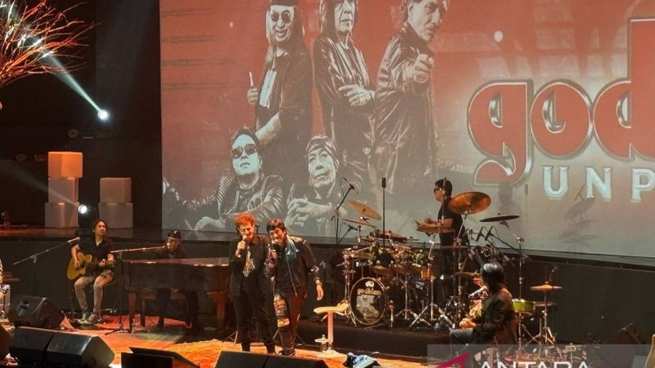 Ikang Fawzi mengenang kegagalannya mendapatkan tanda tangan Ahmad Albar di masa lalu, kini keduanya justru berkolaborasi dalam konser 'God Bless Unplugged'.