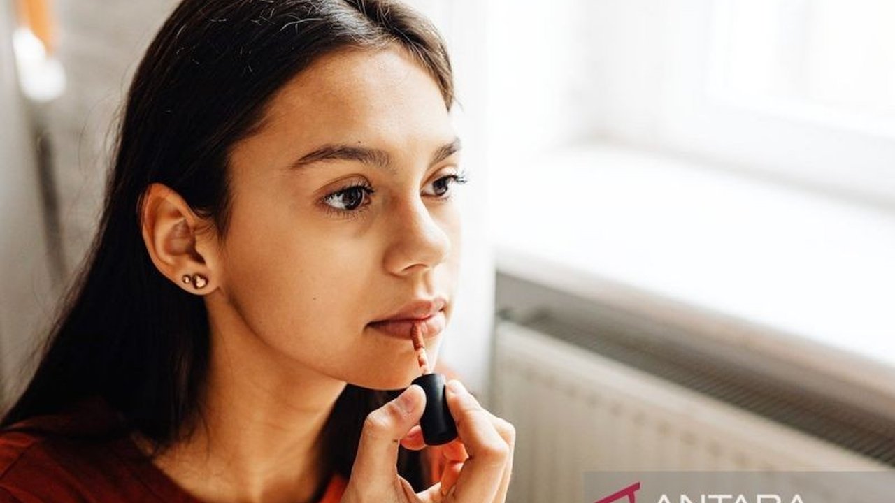 Cegah bibir kering dan pecah-pecah akibat penggunaan lipstik dengan 3 tips mudah dan efektif dari Purbasari Indonesia: gunakan pelembap bibir, eksfoliasi secara berkala, dan pilih lipstik dengan pelembap.