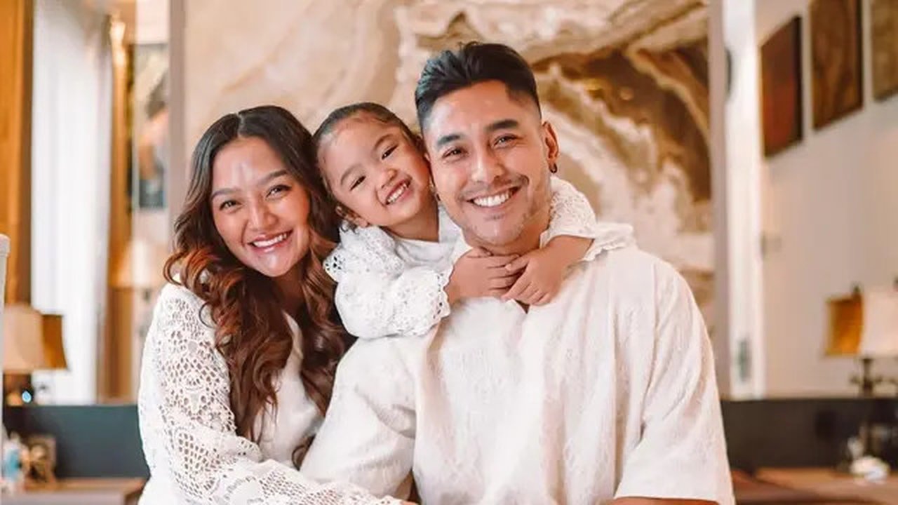 Siti Badriah melahirkan anak kedua, Kamis (15/5/2025), sekitar jam 07.32 WIB. Nyonya Krisjiana Baharudin bersalin dengan metode SC ERACS. Apa itu? (Foto: Dok. Instagram @sitibadriahh)