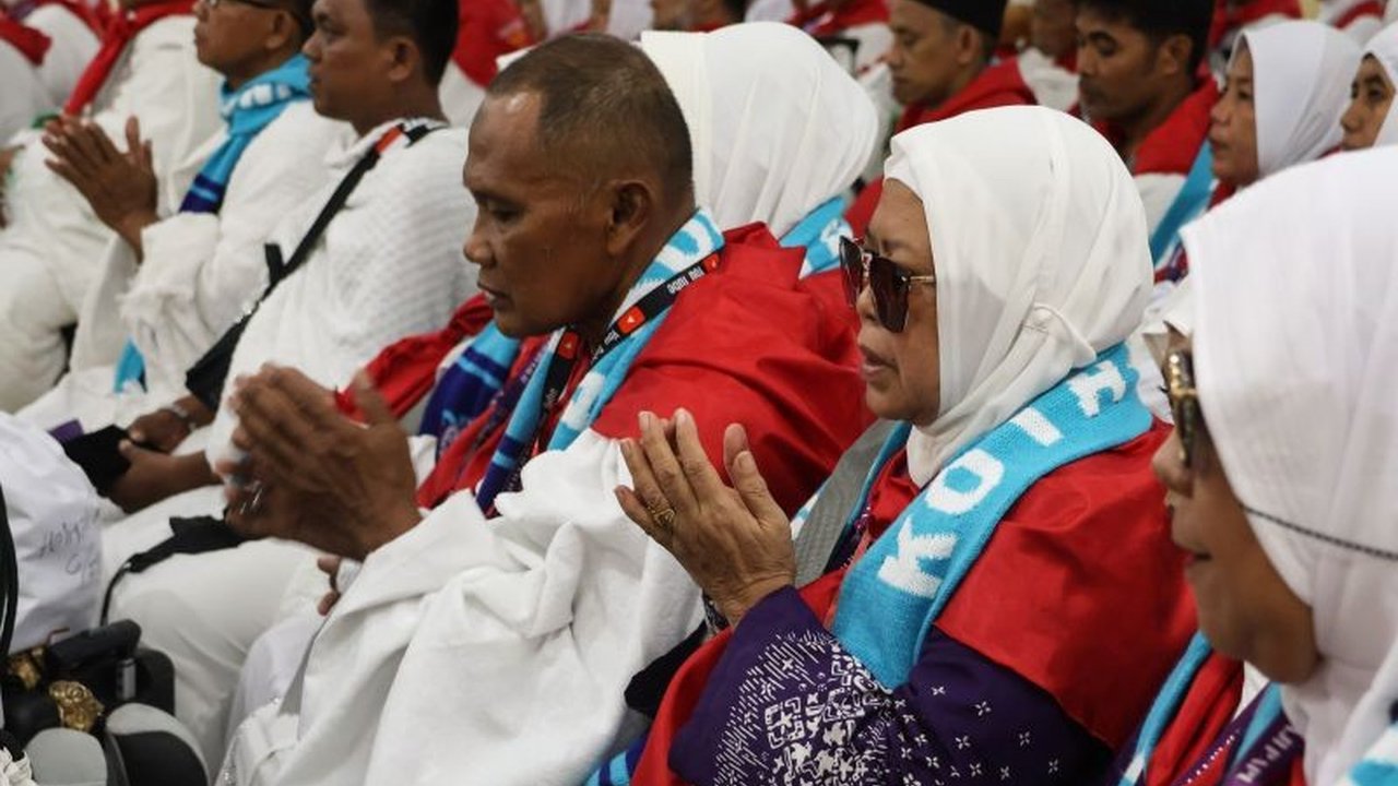 Petugas Penyelenggara Ibadah Haji (PPIH) Arab Saudi menerbitkan edaran untuk menggabungkan pasangan jamaah haji Indonesia yang terpisah di Makkah akibat kebijakan layanan berbasis syarikah, memastikan kenyamanan dan kemaslahatan jamaah.