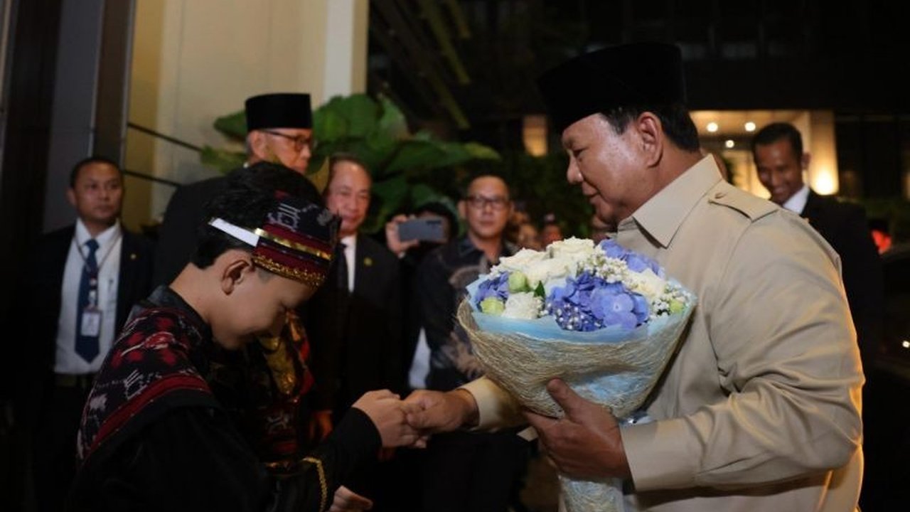 Presiden Prabowo Subianto disambut antusias oleh diaspora Indonesia di Bangkok, Thailand,  menunjukkan keakraban dan harapan akan peningkatan kerja sama ekonomi bilateral.