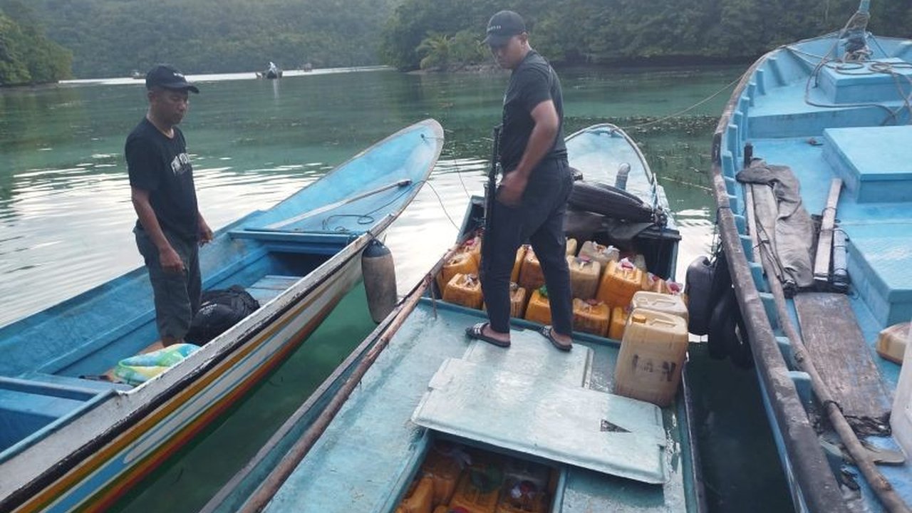 Kepolisian Perairan dan Udara Polda Sulteng menggagalkan pengiriman 2,2 ton solar subsidi ilegal ke Pulau Taliabu, Maluku Utara, dan menangkap dua tersangka.