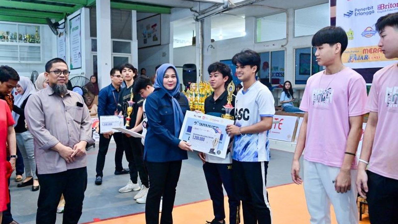 Wakil Gubernur Sulsel, Fatmawati Rusdi, mendorong generasi muda berprestasi di berbagai bidang untuk mewujudkan Indonesia Emas 2045, seperti yang terlihat pada ajang Dunia Harapan School (DHS) Cup III.