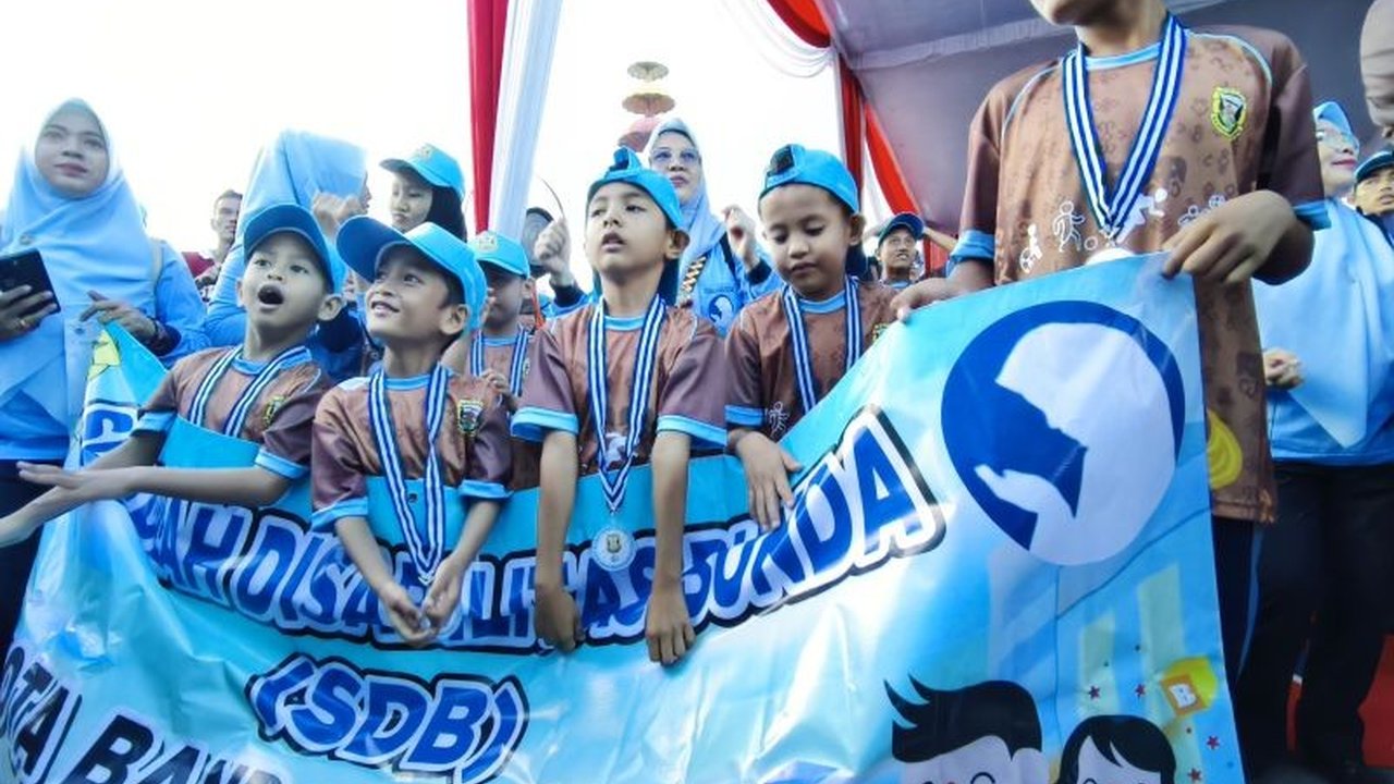 Ribuan penyandang disabilitas di Bandarlampung ikuti jalan sehat dan senam, raih penghargaan MURI, bukti komitmen Pemkot dalam inklusivitas.