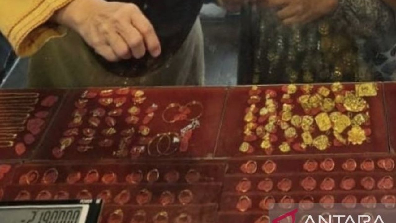 Harga emas batangan Antam, UBS, dan Galeri24 di Pegadaian mengalami penurunan signifikan hingga Rp21.000 per gram pada Minggu, 18 Mei 2024.